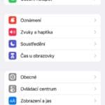 Použitý iPhone připravený ke kontrole před koupí
