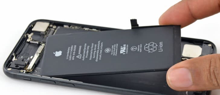 Rozebraný iPhone a jeho vnitřní součástky