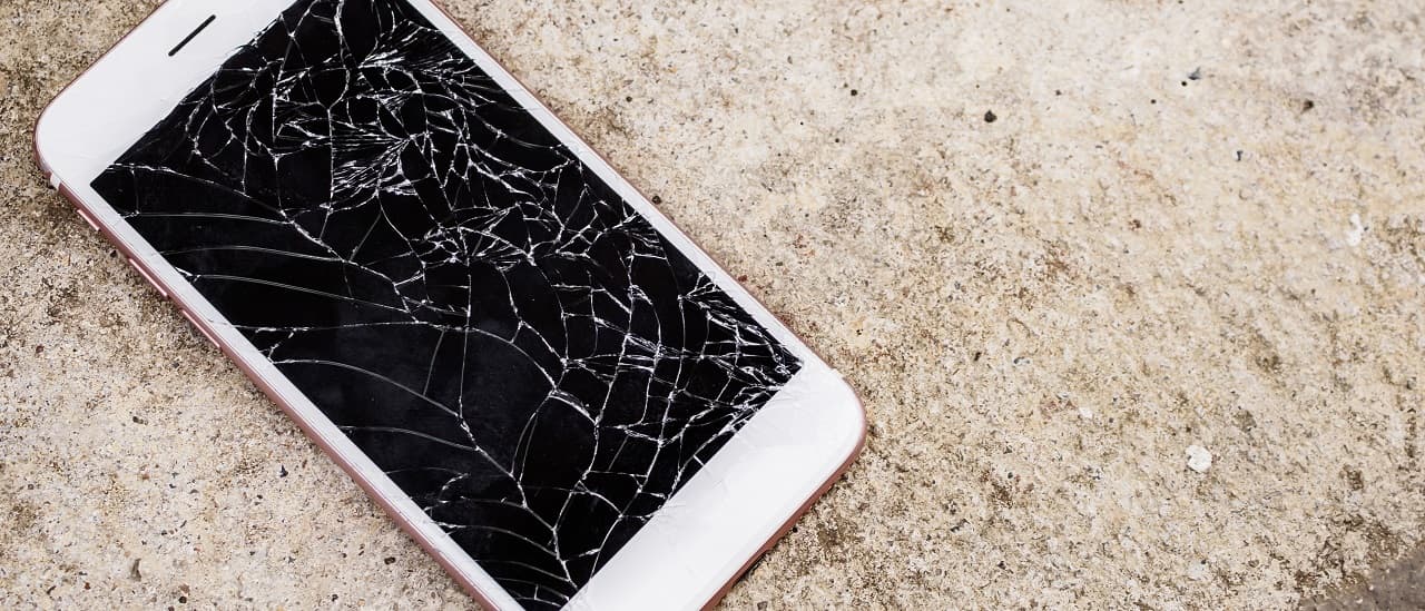 iPhone připravený k servisní opravě