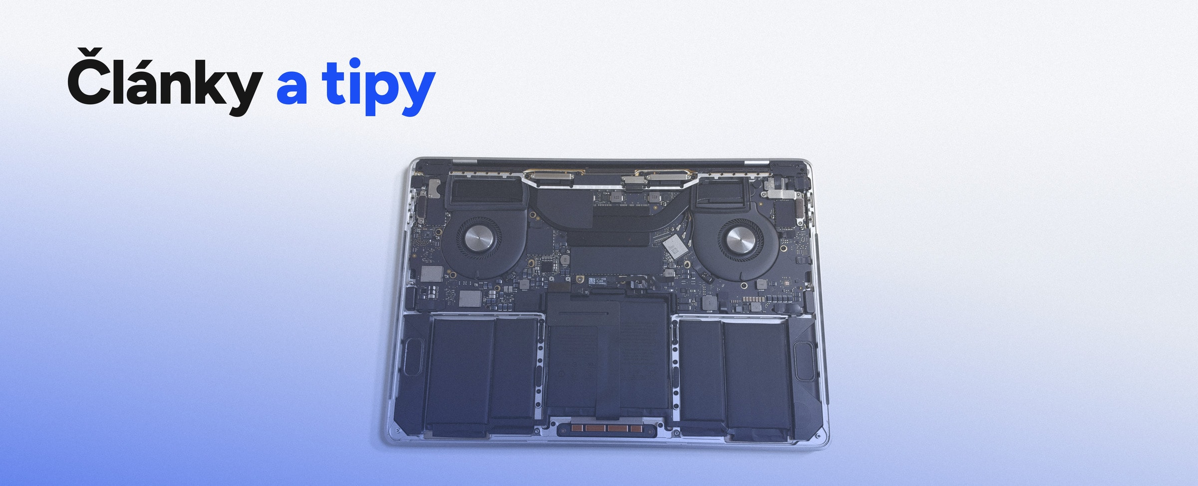 Otevřený MacBook s viditelnou baterií při servisu