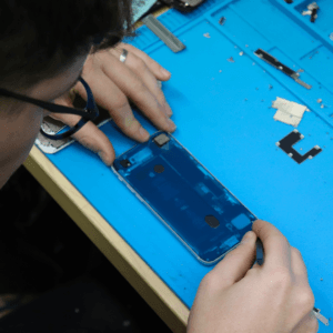 Těsnění displeje iPhonu používané při servisním zásahu