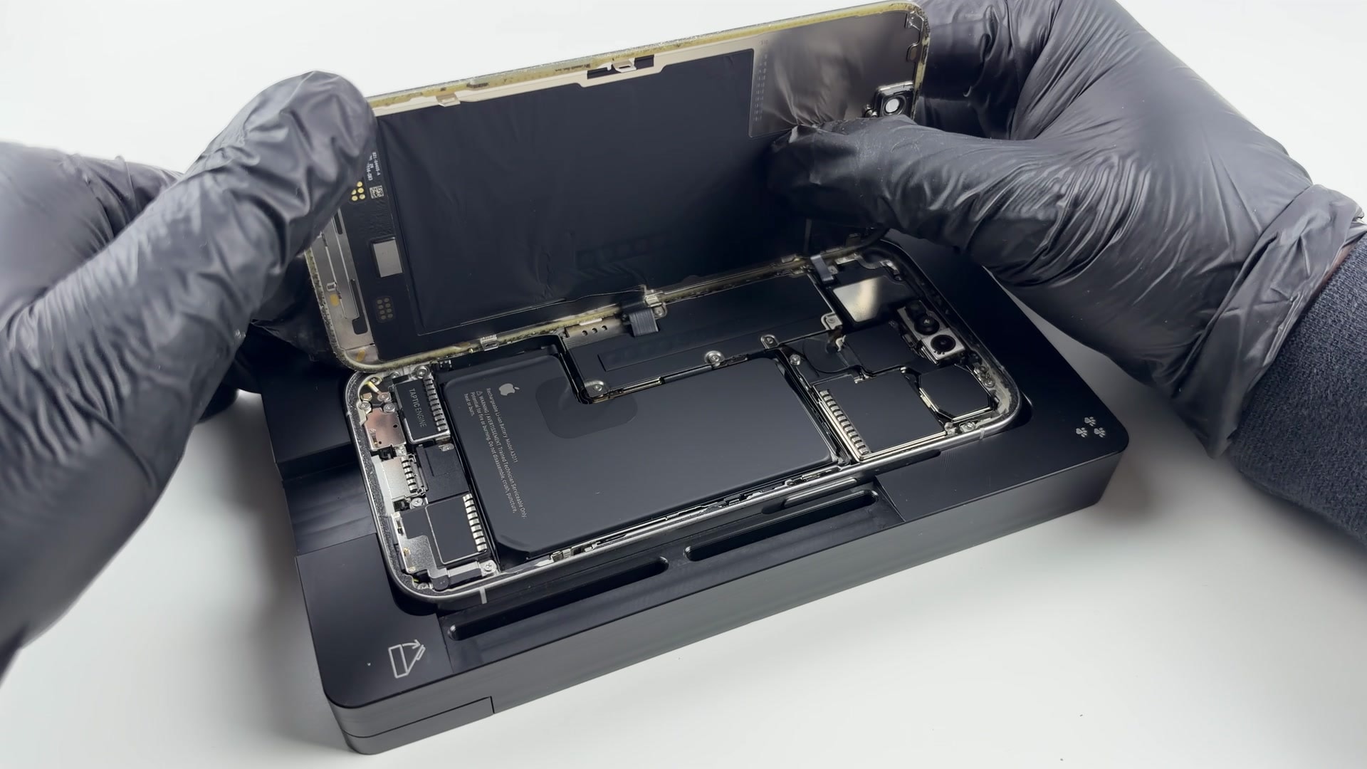 Odklopení displeje iPhonu v servisní podložce