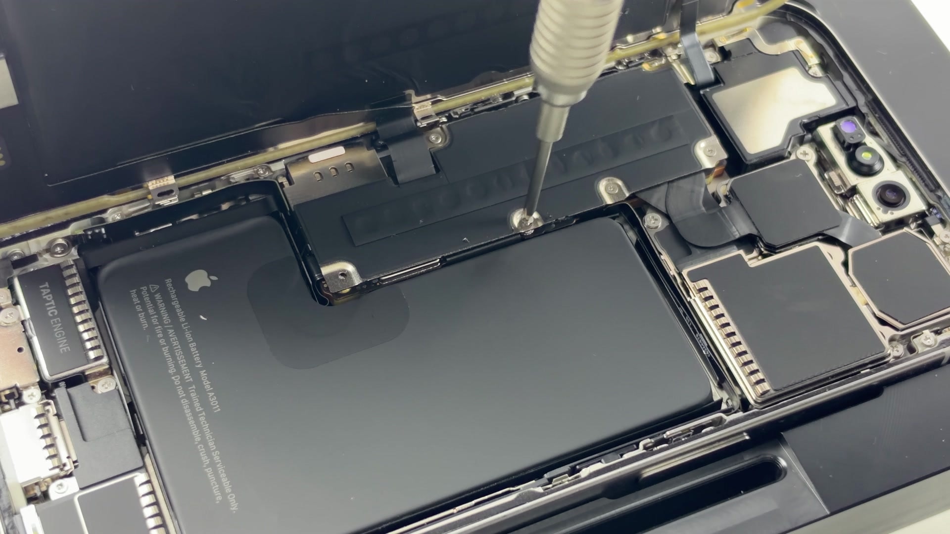 Zašroubování krytu konektorů na desce iPhonu