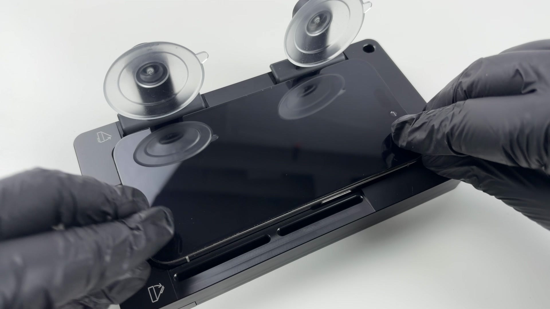 Zavření a přitlačení displeje iPhonu po výměně baterie