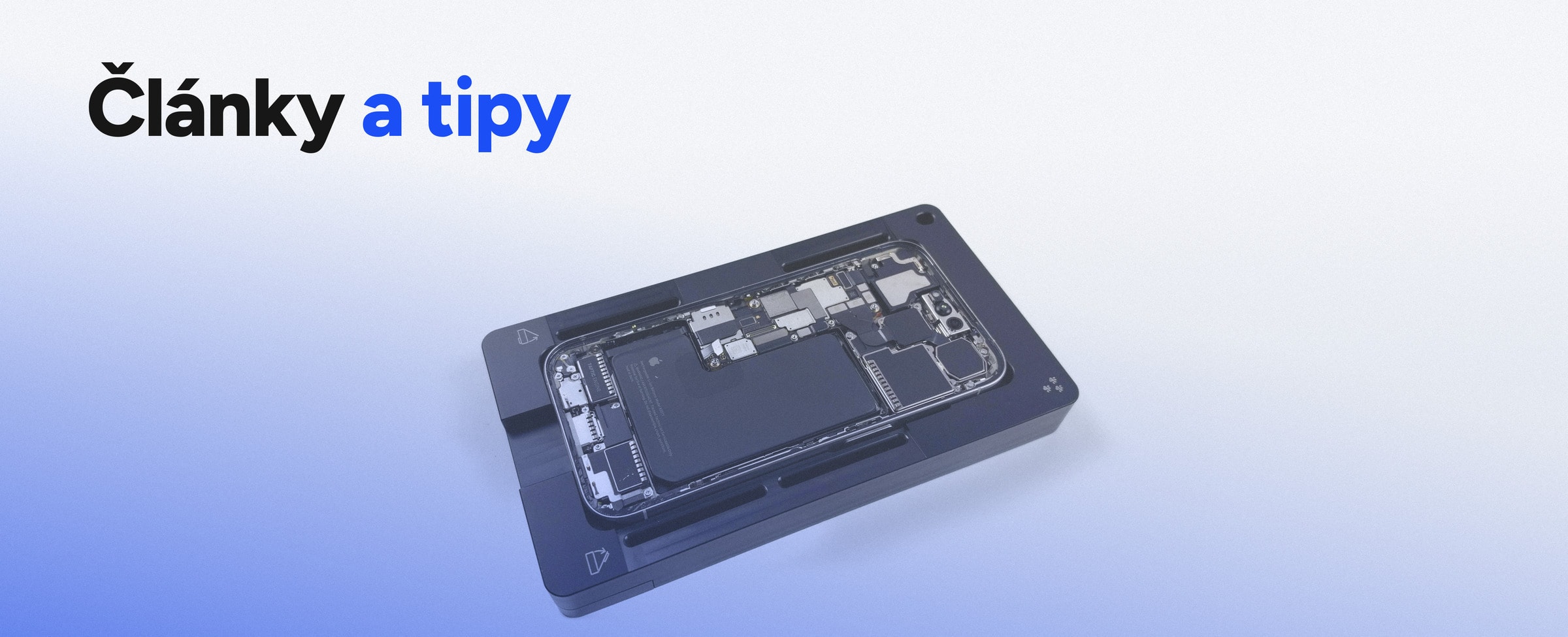 Otevřený iPhone 15 Pro v servisní podložce při výměně baterie