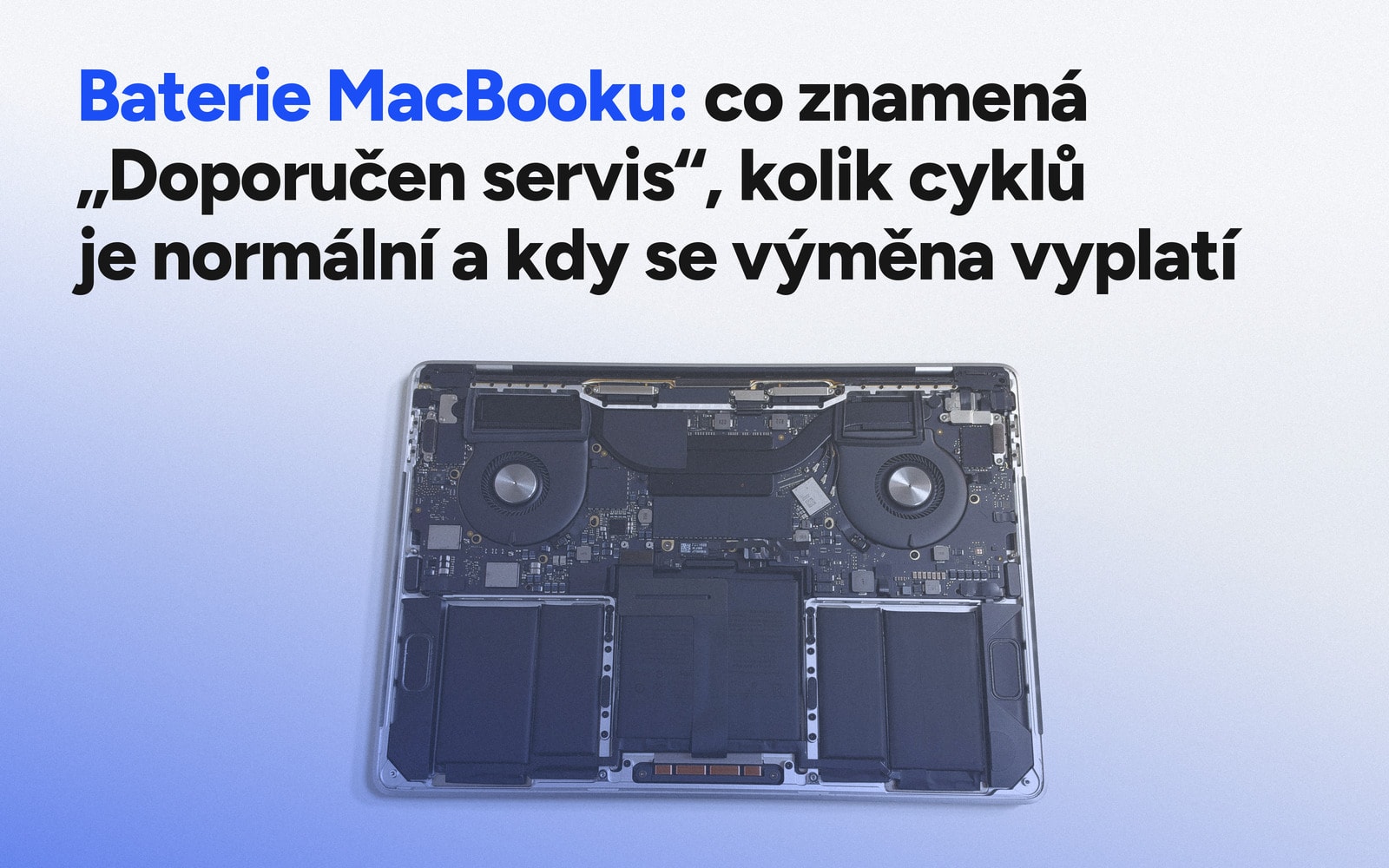 Otevřený MacBook s viditelnou baterií při servisu