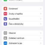 iPhone používaný pro kontrolu informací o zařízení